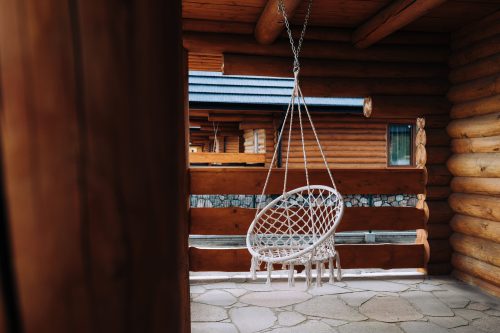 Domki nad jeziorem - taras domku nad jeziorem